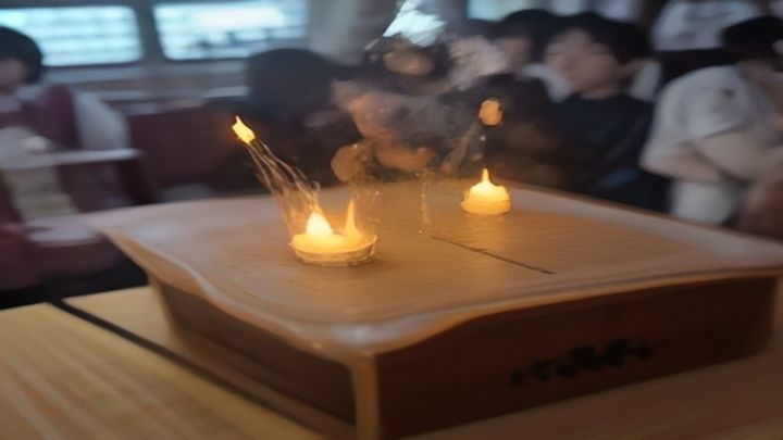 全球成人内容监管峰会现场，各国政策制定者围坐圆桌讨论数字平台年龄验证立法进展